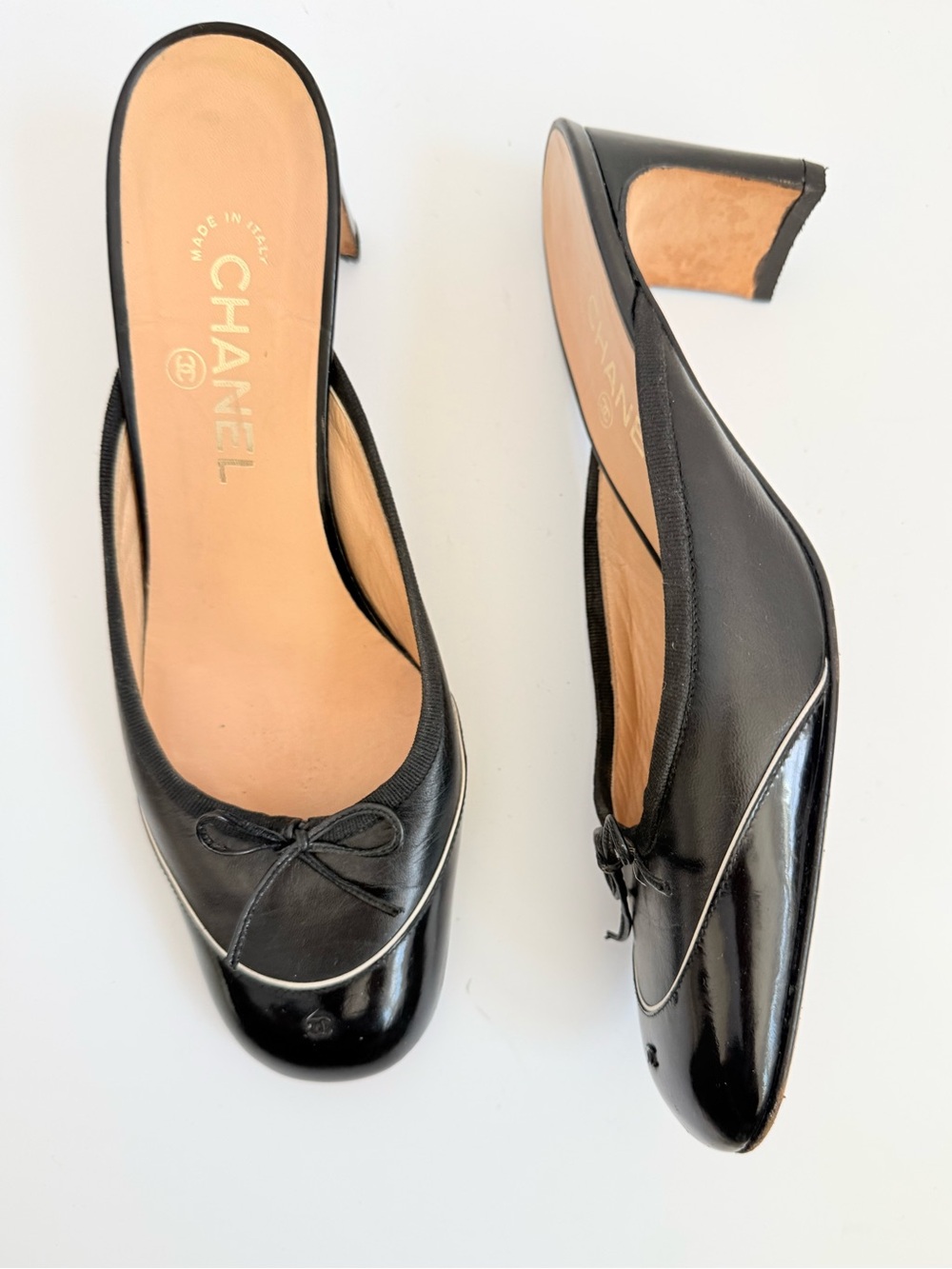 Chanel Vintage 2004 Black Cap Toe Bow Leather Patent Mule Heels CC Logo Size 40